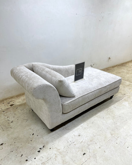 The Elaris Chaise Lounge