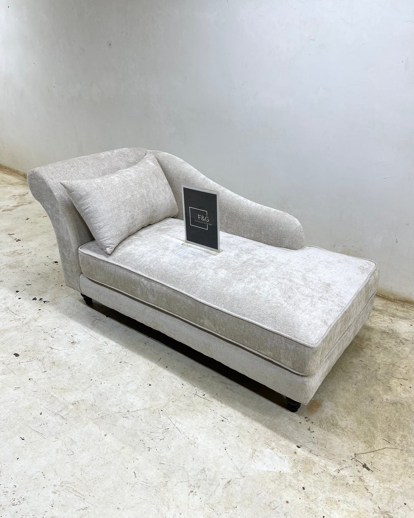 The Elaris Chaise Lounge