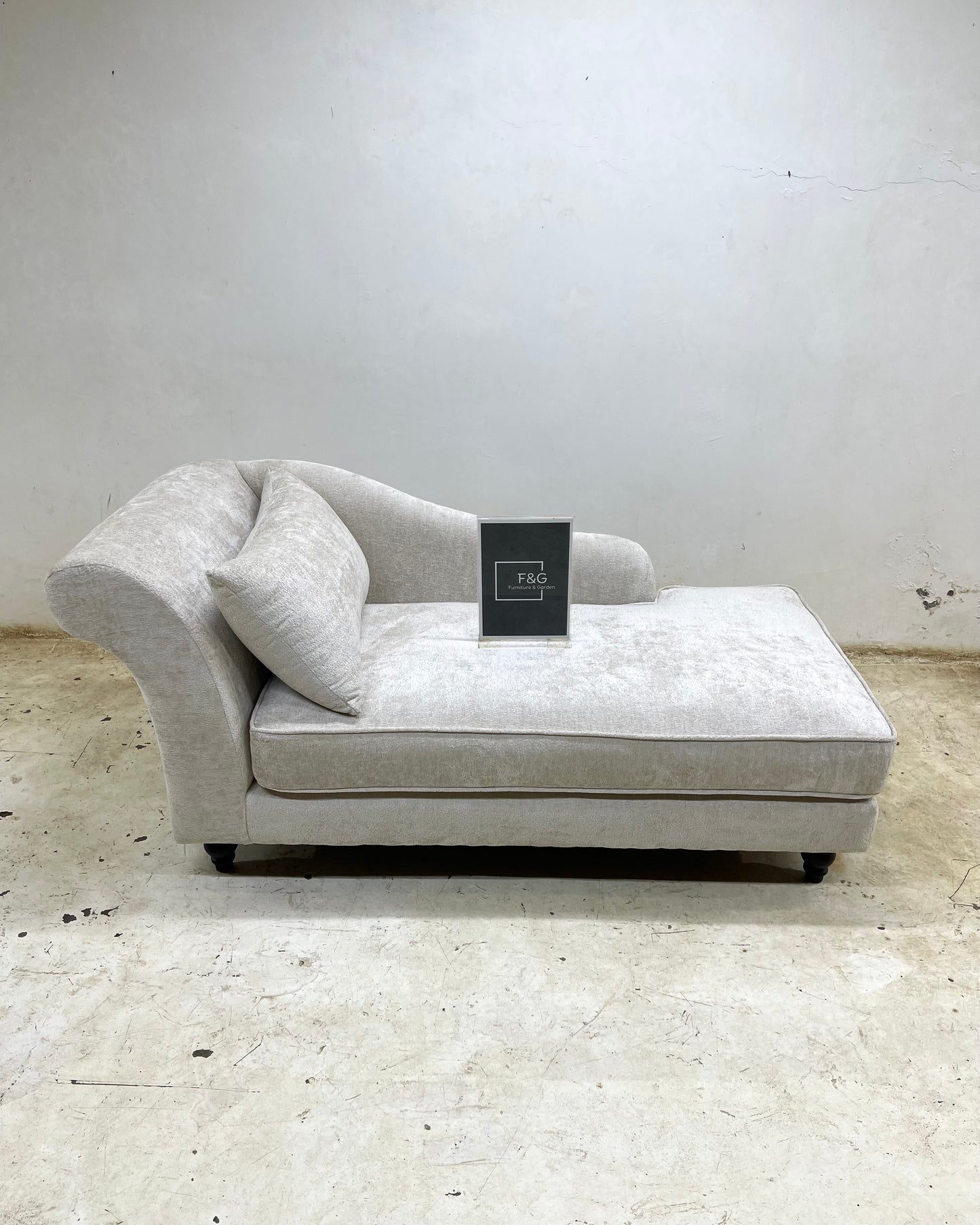 The Elaris Chaise Lounge